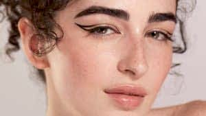 how to put on eyeliner