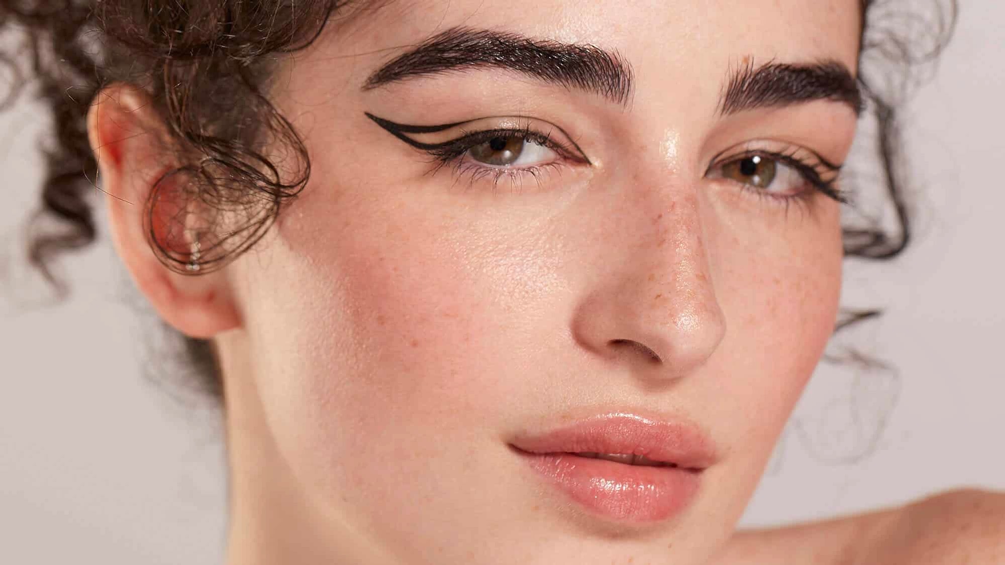 how to put on eyeliner